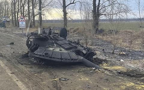 Theo trang tin TG Military Chronicle, quân đội Ukraine đã chịu tổn thất và phải triệt thoái khỏi trung tâm Bakhmut. Tiểu đoàn cơ giới số 1 và 3 của Lữ đoàn 93 Ukraine đã mất ít nhất 4 xe tăng T-64BV và 1 xe tăng T-80BV ở Bakhmut kể từ ngày 6/4, khi họ cố gắng rời khỏi trung tâm Bakhmut, gần nhà ga xe lửa Mute-2 .