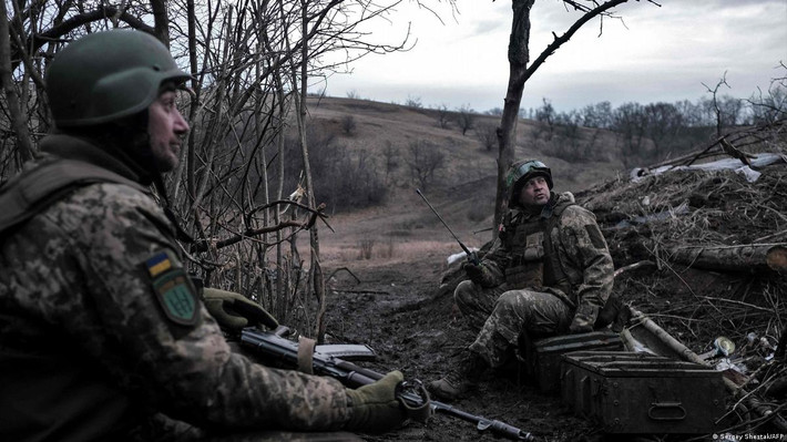 Quân đồn trú Ukraine tại Bakhmut trước đó đã nhận mệnh lệnh tử chiến không lùi; nhưng đến thời điểm hiện tại, Tổng thống Ukraine Zelensky không còn yêu cầu các binh sĩ tiền tuyến bám trụ, mà ông yêu cầu chỉ huy các đơn vị, độc lập đưa ra quyết định phù hợp với điều kiện tình hình thực tế chiến trường.