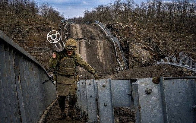 Trong khi đó, chỉ thị của Tổng thống Ukraine Zelensky cho Bakhmut không phải là rút lui mà là phản công ngay tại chỗ. Do đó, các công sự ban đầu được xây dựng dọc theo con đường phía tây nam Bakhmut đã bị bỏ dở giữa chừng.