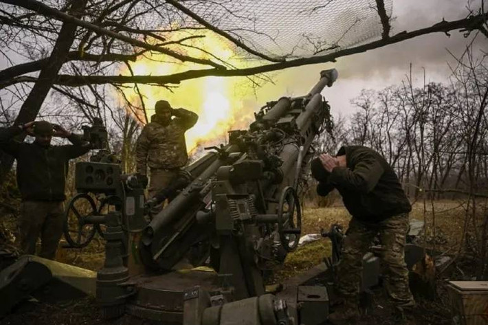 Ukraine hiện đang thiếu đạn dược nghiêm trọng, theo tin tức chiến trường, cơ số đạn của Ukraine chưa bằng 1/3 của Nga. Việc sử dụng đạn của Ukraine phải hết sức “dè sẻn”; hiện các tuyến đường vận chuyển đến Bakhmut đã bị Quân đội Nga phá hủy hoặc kiểm soát. Vì vậy, Ukraine hiện có rất ít lợi thế ở Bakhmut.