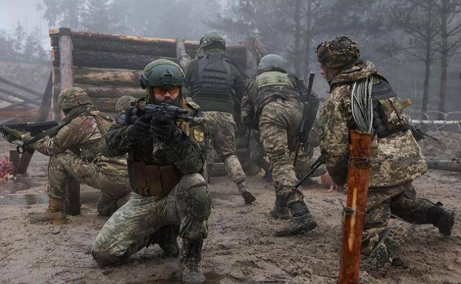 Hiện một số đơn vị Quân đội Ukraine được tăng cường từ ngoại vi cũng đang tập trung về phía Bakhmut. Bây giờ tình hình ở Bachmut lại trở nên phức tạp, Quân đội Ukraine dường như đang trong trận chiến sinh tử với Quân đội Nga.