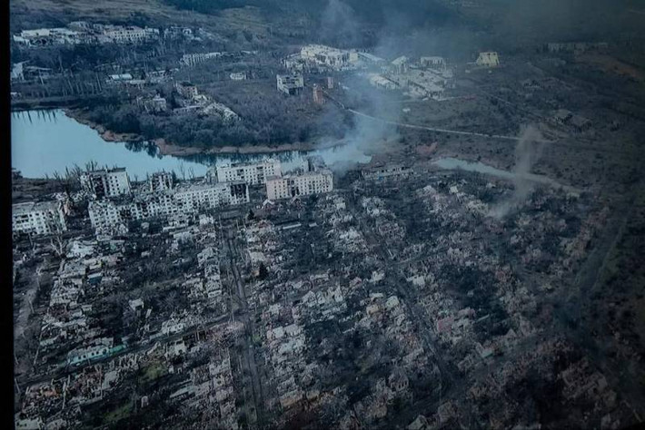 Đánh giá tình hình chiến đấu, quân phòng thủ Ukraine tại Bakhmut đang dựa vào sông Bakhmutka để thiết lập một rào cản tự nhiên ở phía tây thành phố và thiết lập một vị trí phòng thủ vững chắc. Một số phương tiện truyền thông Ukraine cho biết, Quân đội Ukraine sẽ mở một cuộc phản công lớn ở Bakhmut.