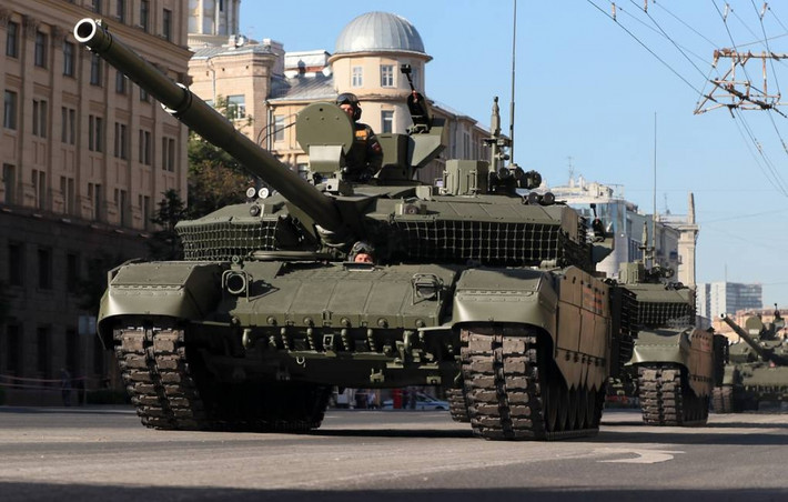 Lấy ví dụ hệ thống điều khiển hỏa lực của xe tăng T-90M Proryv; hệ thống bao gồm một máy tính đạn đạo, kính ngắm hình ảnh ngày, đêm và ảnh nhiệt, cảm biến khí tượng, cảm biến cong nòng pháo khi bắn, bảng điều khiển và giao diện với chỉ báo đa chức năng….đều do doanh nghiệp Nga sản xuất.