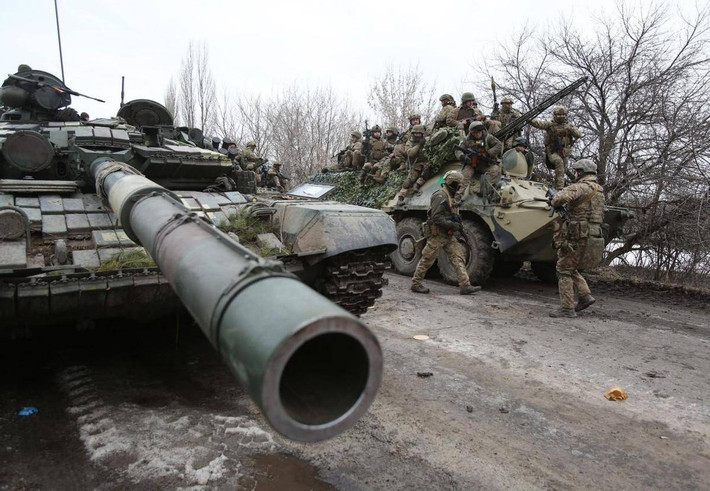 Để Quân đội Ukraine mở cuộc “đại phản công” ở Bakhmut, họ đã điều động các loại vũ khí hạng nặng như xe bọc thép do Mỹ sản xuất và pháo tự hành bánh hơi Caesar để tấn công tuyến phòng thủ của lính đánh thuê Wagner, đồng thời sử dụng 4 lữ đoàn để phát động các cuộc tấn công cục bộ từ hai cánh.