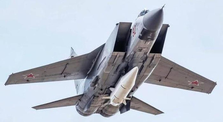Tên lửa siêu thanh Kinzhal được Không quân Nga triển khai trên máy bay chiến đấu MiG-31K và được đưa vào sử dụng vào cuối năm 2017. Nhưng đến thời điểm hiện tại, loại tên lửa này cũng chỉ được Nga xác nhận là đã được sử dụng trong cuộc xung đột vài lần.