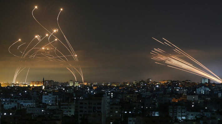 Đối mặt với sự đánh chặn quyết liệt của hệ thống "Vòm sắt", phía Palestine đã cố gắng xuyên thủng “Vòm sắt” bằng các cuộc tấn công dồn dập. Trong cuộc xung đột giữa Palestine và Israel vào tháng 5/2021, phía Palestine đã phóng 4.360 quả tên lửa trong vòng 10 ngày và Israel tin rằng, họ có thể giải quyết hiệu quả 90% mục tiêu.