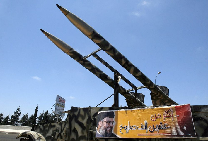 Đồng thời, lực lượng vũ trang Hezbollah đã bắn hơn 4.000 quả đạn súng cối và rocket vào các khu vực do Israel kiểm soát trong hơn 30 ngày. Những loại đạn này sức công phá không lớn, tầm bắn không xa và mức chính xác kém, nhưng chúng gây ra mối đe dọa lớn cho các khu dân cư của Israel. Tổng cộng, hơn 40 thường dân Israel thiệt mạng, 1.350 người bị thương và hàng trăm nghìn người buộc phải di dời, sơ tán.