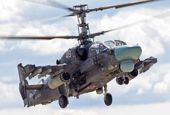 Phiên bản trực thăng Ka-52 Alligator có chỉ số kỹ thuật thương đương Mi-28N; trong đó trọng lượng rỗng 7,7 tấn, trọng lượng cất cánh tối đa 10,8 tấn, tốc độ tối đa 315 km/h, tầm bay 545 km, tốc độ leo cao 12 mét/giây và tốc độ tối đa 12 mét/giây; độ cao hoạt động tối đa 4.000 mét.
