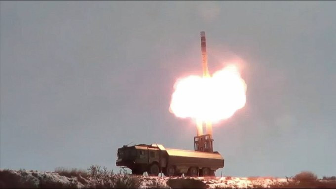Ngoại trưởng Nga Lavrov cho biết, bất kỳ phương tiện nào chứa vũ khí xuất khẩu sang Ukraine sẽ là mục tiêu hợp pháp của Nga. Nói cách khác, một cuộc tấn công của quân đội Nga có thể xảy ra bất cứ lúc nào. Nhưng tại sao Nga không thể cắt đứt các tuyến vận tải của NATO?
