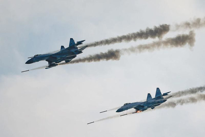 Câu trả lời là lực lượng không quân của Nga không thể hạ gục hoàn toàn lực lượng radar và tên lửa phòng không Ukraine. Các hệ thống radar của Ukraine đều đã được phân tán và giấu kín. Quân đội Nga rất khó phát hiện ra những hệ thống radar và do vậy không thể phá hủy chúng.