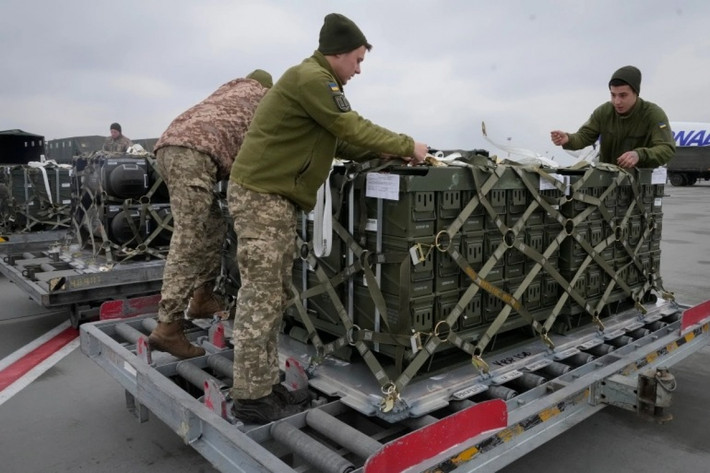 Theo thông tin của các phương tiện truyền thông phương Tây, các chuyến tàu của NATO vào miền tây Ukraine mỗi ngày, vận chuyển một lượng lớn vũ khí, đạn dược, nhiên liệu và thiết bị điện. Toàn bộ Lviv đã trở thành một trung tâm hậu cần khổng lồ và một khu nhà kho lớn của Ukraine.