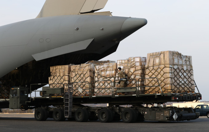 Tại khu vực phía Tây Ukraine, Mỹ và NATO cũng sử dụng máy bay vận tải cỡ lớn để chuyển vũ khí, khí tài cho Ukraine, đặc biệt là đạn dược với yêu cầu thời gian gấp. Tuy nhiên, tại sao tên lửa hành trình của Nga hầu như không đánh trúng các sân bay của Ukraine ở phía tây?