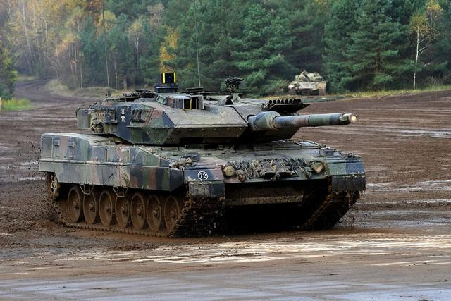 Sự xuất hiện của những chiếc xe tăng chiến đấu mới của phương Tây ở Ukraine là một rắc rối lớn đối với Nga, nếu quân Nga không thể tiêu diệt kịp thời những chiếc xe tăng chiến đấu chủ lực này, thì hoạt động của Quân đội Nga trong tương lai cũng sẽ gặp nhiều khó khăn.