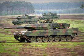 Cách đây không lâu, Ba Lan đã cung cấp cho Ukraine lô 4 chiếc Leopard-2 đầu tiên; và đây là loại xe tăng chiến đấu chủ lực có tính năng xuất sắc, vượt qua cả xe tăng T-72 của Quân đội Nga.