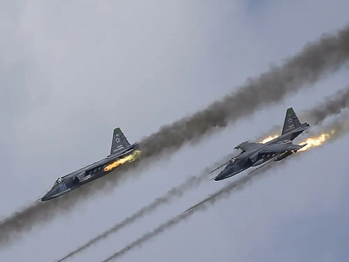 Trong cuộc xung đột Nga-Ukraine hiện nay, Nga đang sử dụng một số lượng lớn máy bay cường kích Su-25. Và nhiệm vụ của máy bay cường kích Su-25 là tấn công triệt để xe tăng Ukraine, đặc biệt là sau khi xe tăng chiến đấu chủ lực từ các nước phương Tây viện trợ cho Ukraine đã đến chiến trường.