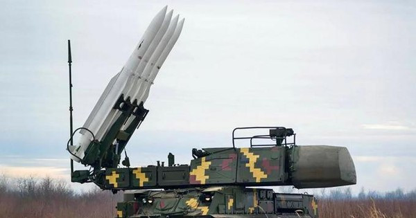 Bởi vì các hệ thống phòng không tầm thấp và tầm trung của Ukraine, có tầm bắn tối đa chỉ là 20km (loại Buk-M1); trong khi đó các loại bom lượn có điều khiển của Nga có tầm bay tối đa đến 80 km và đây chắc chắn sẽ là một lợi thế của quân Nga trong giai đoạn chiến đấu tiếp theo.