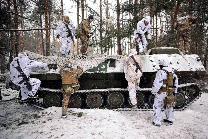 Hiện Quân đội Ukraine đang thiết lập một tuyến phòng thủ thứ hai trên một loạt điểm cao ở phía tây Bakhmut. Đồng thời, tiếp tục dựa vào sự bổ sung hậu cần từ Kostiantynivka, Slavyansk và những nơi khác để dựa vào khu vực đồi núi cao, để tiếp tục cầm chân quân Nga ở đây, nhằm ngăn chặn quân đội Nga tiến về thành phố song sinh Slavyansk.