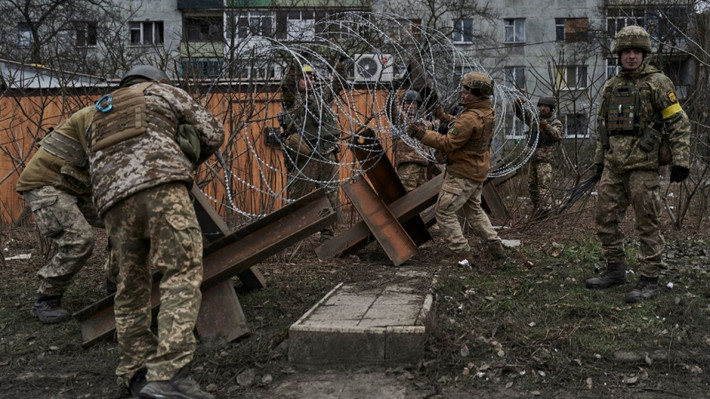 Hiện Quân đội Ukraine còn lại trong thành phố Bakhmut chủ yếu sử dụng công sự trên đường phố và các tòa nhà để ngăn chặn bước tiến quân Nga. Để chống lại pháo binh hạng nặng của Nga bắn thẳng vào các tòa nhà, quân đội Ukraine bắt đầu đào chiến hào và công sự trên trục đường chính.