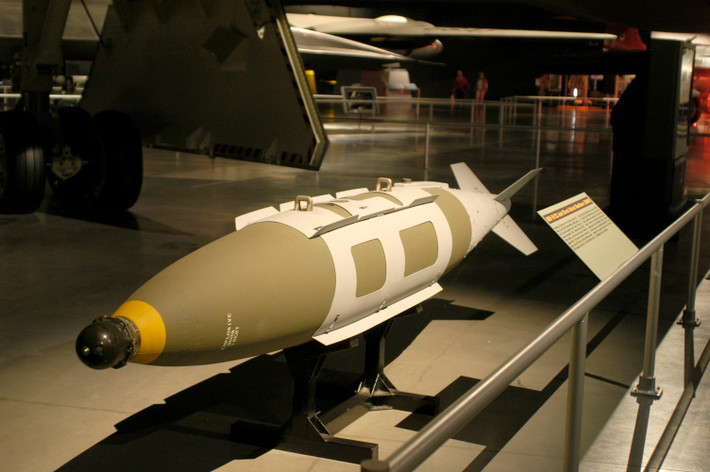 Bản thân Không quân Ukraine cũng đã nhận được những quả bom JDAM đầu tiên do Mỹ cung cấp. Thậm chí còn có thông tin rằng, Không quân Ukraine đã sử dụng loại bom này để tấn công các vị trí của lính đánh thuê Wagner ở khu vực Bakhmut.