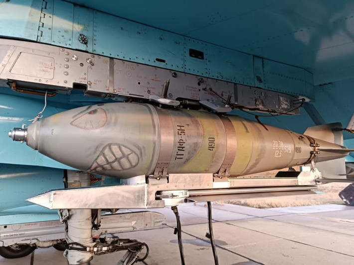 Quân đội Nga cũng thừa nhận việc họ dùng những chiếc chiến đấu cơ Su-35 thả những quả bom lượn có điều khiển xuống khu vực. Ông Yuriy Ignat thừa nhận, đây là một mối đe dọa mới, mô tả những gì đang xảy ra là “những quả bom 500 kg bay xa hàng vài chục km…”.