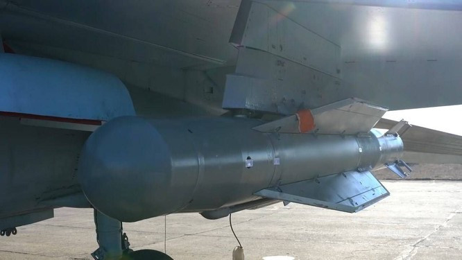 Việc Không quân Nga sử dụng bom FAB-500M-62 thường được nhắc đến, vì loại bom này có thể được trang bị trên hầu hết mọi máy bay chiến đấu của Nga, không chỉ Su-35 mà cả cường kích Su-25, tiêm kích bom Su-24, Su-34 và cả máy bay đánh chặn MiG-29.