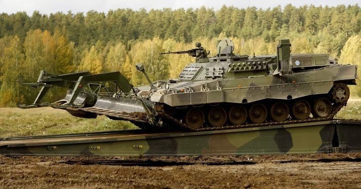 Leopard 2R được vận hành bởi kíp lái ba người gồm trưởng xe, nhân viên công binh và lái xe. Ngoài ra còn có không gian cho một hành khách hoặc thêm một thành viên kíp xe. Xe cũng được trang bị một số camera hướng về phía trước và thiết bị nhìn đêm thụ động. Ảnh: Military Today.