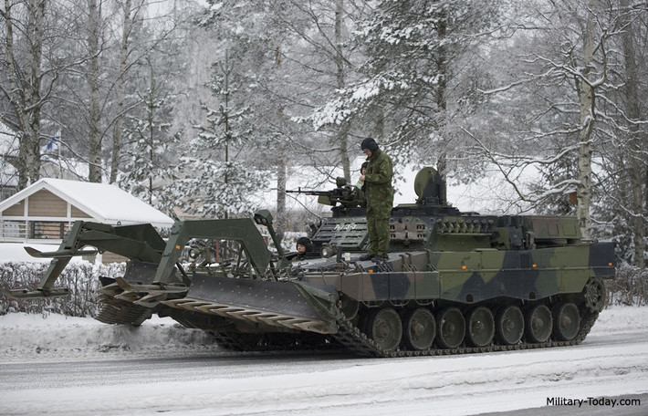 Vai trò chính của Leopard 2R là dọn đường qua các bãi mìn, tạo làn đường an toàn cho các phương tiện khác đi qua. Nó cho phép các đơn vị tấn công di chuyển nhanh chóng qua các chướng ngại vật như bãi mìn, hào, vật cản…, bảo đảm an toàn cho lực lượng rà phá. Ảnh: Military Today.