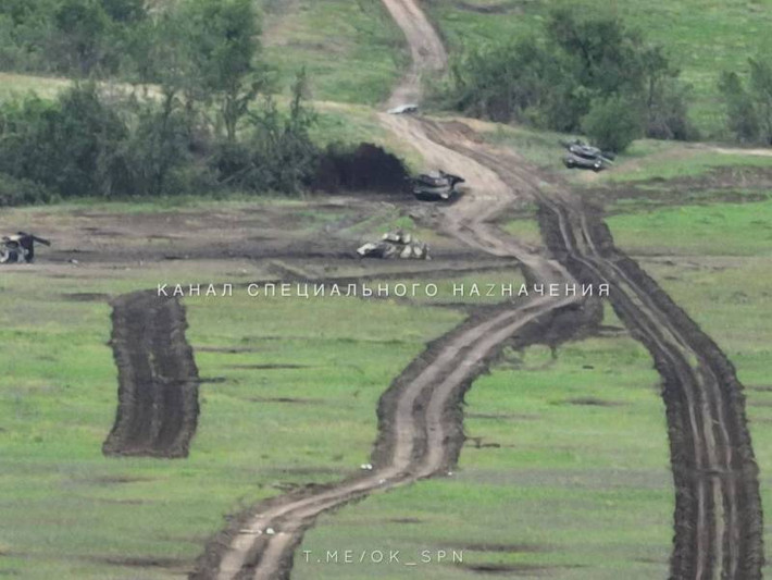 Tuy nhiên hững chiếc Leopard 2R bị vũ khí nào phá hủy, hiện vẫn chưa rõ; nhưng điều này giáng một đòn nghiêm trọng vào khả năng chiến đấu của Quân đội Ukraine, do giá trị và độ phức tạp của thiết bị, đặc biệt là trong bối cảnh cuộc tấn công của Ukraine đang diễn ra. Ảnh: SPN.