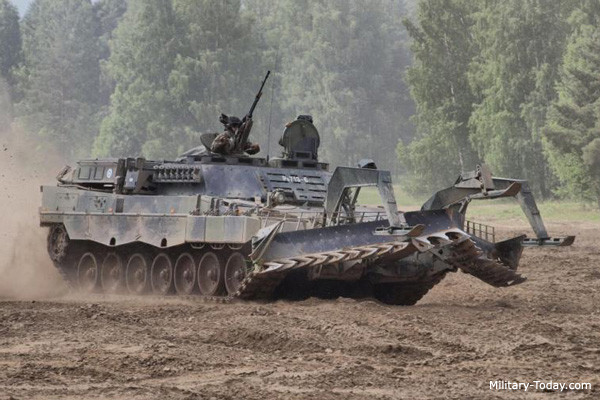 Từ năm 2005, Quân đội Phần Lan mua 124 xe tăng chiến đấu chủ lực Leopard 2A4 cũ của Đức. Để hỗ trợ số xe tăng này, một số phương tiện rà phá mìn và xe cầu bọc thép, dựa trên cùng một loại khung gầm, đã được mua lại. Ảnh: Military Today.