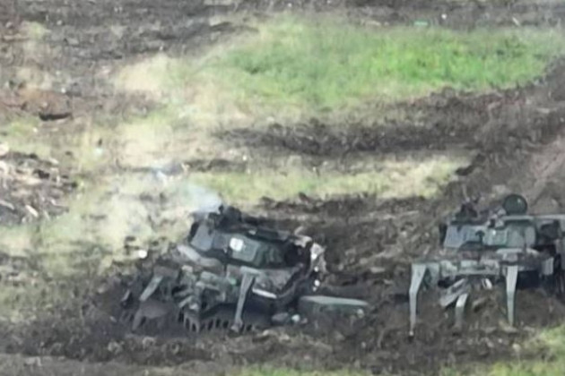 Theo hãng AFP, trong trận chiến đấu gần làng Rabotino ở vùng Zaporozhye của Quân đội Ukraine, trong 9 xe chiến đấu bộ binh Bradley của Lữ đoàn bộ binh cơ giới 47, có đến 6 xe đã bị phá hủy, chỉ một chiếc sống sót. Trong đó có một số chiếc Bradley bị trúng mìn chống tăng của Nga. Ảnh: SPN.