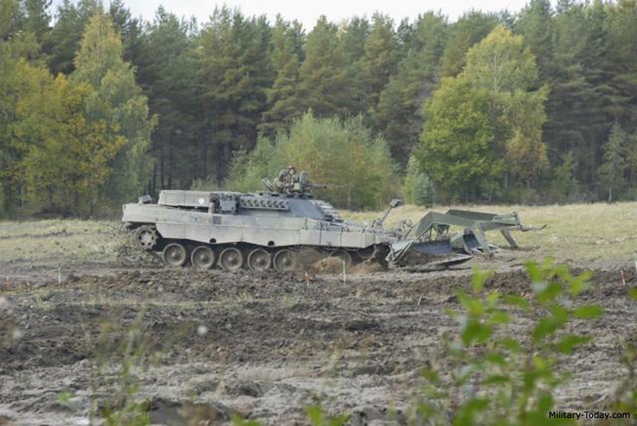 Thiết bị phá mìn của Leopard 2R là một lưỡi xới, nâng hạ bằng hệ thống thủy lực được lắp đặt ở phía trước, có chiều rộng lớn hơn chiều rộng của xe. Xe cũng được trang bị hệ thống đánh dấu làn đường, được lắp đặt ở phía sau bằng cách cắm cờ hiệu xuống đất khi xe di chuyển về phía trước. Ảnh: Military Today.