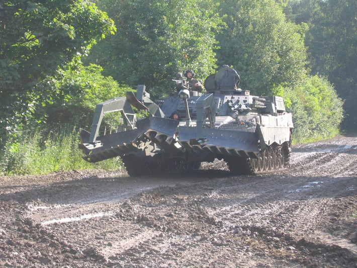 Về vũ khí, Leopard 2R được trang bị súng máy 12,7 mm gắn trên nóc xe để tự vệ. Súng máy này được điều khiển bằng tay và chủ yếu dùng để tấn công các mục tiêu trên không và tự vệ gần. Ngoài ra còn có một số ống phóng lựu khói ngụy trang. Ảnh: Military Today.