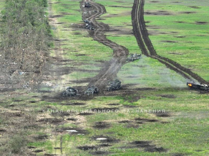 Theo thông tin, thiệt hại nghiêm trọng của xe phá mìn Leopard 2R đã xảy ra gần làng Rabotino ở vùng Zaporozhye. Trong trận chiến, một số lượng đáng kể những chiếc xe bọc thép này đã bị phá hủy trên những con đường được bố trí mìn của Nga. Ảnh: SPN.