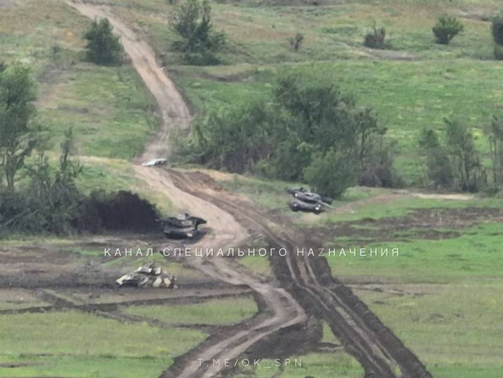 Xe rà phá bom mìn Leopard 2R được cải tiến từ xe tăng chiến đấu Leopard 2, đã được quân đội Phần Lan bàn giao toàn bộ cho Quân đội Ukraine. Tuy nhiên, do các cuộc đụng độ dữ dội ở mặt trận Zaporozhye, làm nhiều xe HMBV đã bị phá hủy tại đây. Ảnh: SPN.