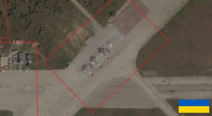Bốn chiếc Su-30 còn lại bị phá hủy, đã được thể hiện trong một bức ảnh vệ tinh chụp Căn cứ không quân Saky trên bán đảo Crimea vào ngày 9/8; qua hình ảnh phân giải cao cho thấy, những chiếc máy bay đậu trên sân bay đang bốc cháy.