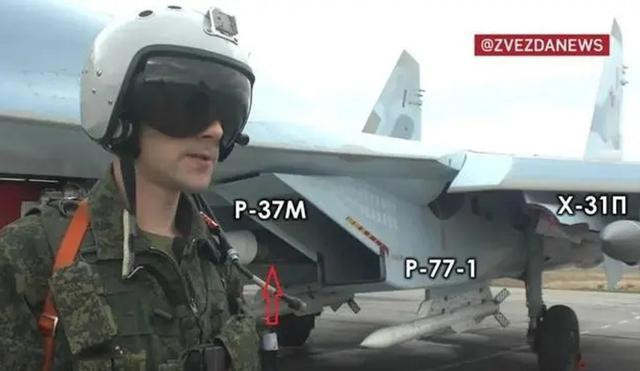 Ngoài tên lửa làm nhiệm vụ không đối không trên ra, Su-35S khi làm nhiệm vụ ở Ukraine còn trang bị một tên lửa chống bức xạ Kh-31PM, được gắn dưới cánh trái. Tất cả những tên lửa trên, đều là những mẫu tiên tiến nhất, hiện đang phục vụ trong quân đội Nga. Ảnh: Zvezda.