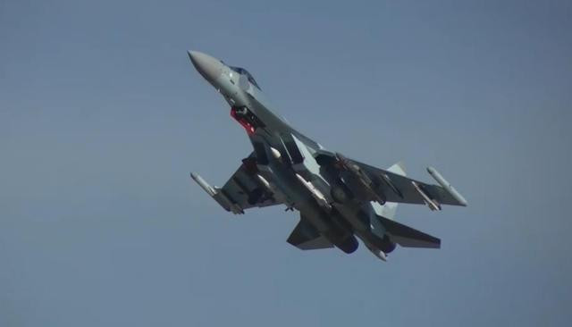 Tờ Frontier India đã đăng tải hình ảnh cho thấy khả năng đa nhiệm của tiêm kích Su-35S của Không quân Nga, khi đang thực hiện nhiệm vụ chiếm ưu thế trên không ở khu vực "tác chiến đặc biệt" (chiến trường Ukraine). Ảnh: FI.