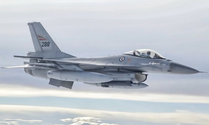 Na Uy hiện có 12 máy bay chiến đấu F-16 được nâng cấp, nhưng đã loại khỏi biên chế chiến đấu được một năm rưỡi và được cho là sẽ bán cho một công ty quân sự tư nhân. Tuy nhiên, Mỹ đã không cho phép thương vụ này, chủ yếu là do tình hình ở Ukraine. Như vậy, có thể cho rằng Na Uy sẽ là một trong những quốc gia có thể gửi máy bay tới Ukraine. Ảnh: Pinterest.