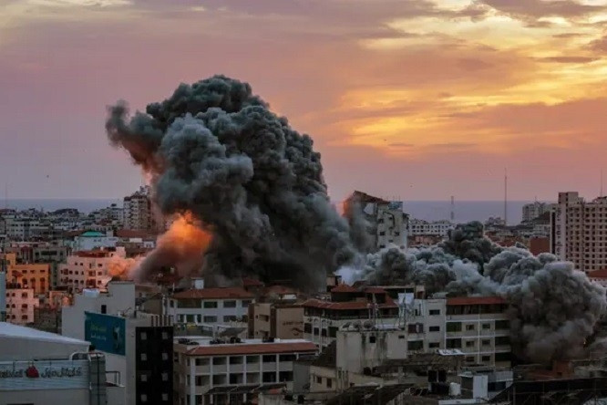 Còn theo hãng tin Anh Reuters, Lực lượng Phòng vệ Israel (IDF) mở chiến dịch quy mô lớn bằng cách ném bom dữ dội vào khu vực trung tâm Dải Gaza và mở rộng hơn nữa việc huy động lực lượng dự bị. Người phát ngôn IDF Hagli nói rằng, các chiến binh Hamas "không có nơi nào để ẩn náu ở Gaza". Ông Hagli cũng cho biết, quân đội Israel đã hoàn toàn nắm quyền kiểm soát bức tường ngăn cách dùng để phong tỏa Dải Gaza kể từ ngày 9/10 và không có ai vượt qua bức tường ngăn cách và xâm nhập vào lãnh thổ Israel từ Dải Gaza.