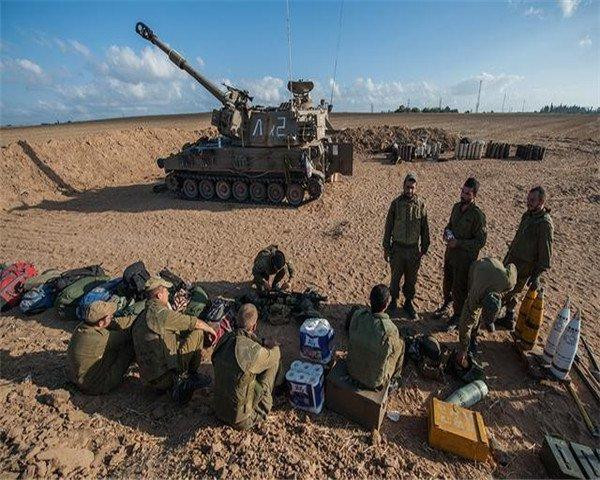 Hãng tin Reuters ngày 10/10 đưa tin rằng, động thái tiếp theo của Israel có thể là tiến hành một cuộc tấn công trên bộ vào Dải Gaza. Cựu Thủ tướng Israel Yair Lapid ngày 9/10 cảnh báo rằng, quân đội Israel "không thể" tiến hành một cuộc tấn công trên bộ vào Gaza, nhưng chính phủ phải xem xét số phận của hàng chục con tin Israel.