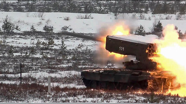 Về sức công phá của pháo nhiệt áp TOS-1A, một xe chiến đấu TOS-1A trong một lần phóng đạn, có thể bắn 24 viên đạn pháo nhiệt áp; khi đạn nổ, tạo ra nhiệt độ cao 3.000 độ trong diện tích 400×100 mét.