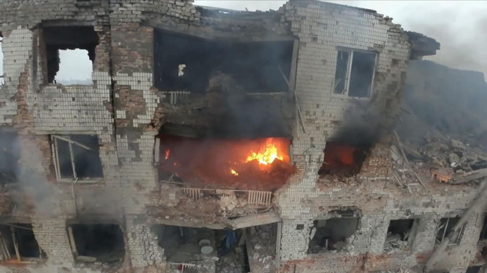Tại tầng trên của tòa nhà ngân hàng Marinka, quân phòng ngự Ukraine bố trí các bệ tên lửa chống tăng và các ụ súng máy; phía ngoài, các bãi mìn chống bộ binh và chống tăng được bố trí ở những nơi, mà bộ binh và xe tăng Nga có thể tiếp cận được tòa nhà.