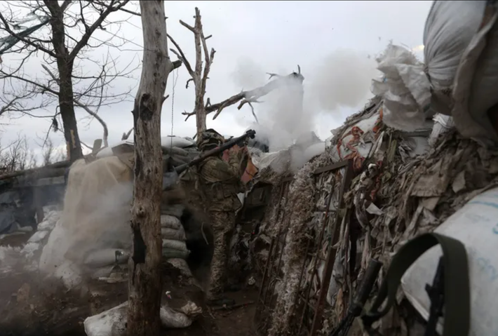 Marinka nằm sát thành phố Donetsk và nằm trên tuyến đường quan trọng, để quân đội Nga tiến sâu vào nội địa Ukraine, cũng như để kiểm soát sâu hơn khu vực Donbass. Trước bao vây mãnh liệt của Quân đội Nga, tổn thất của quân phòng thủ Ukraine tại đây rất lớn; và trận chiến khốc liệt tại Marinka sắp kết thúc.