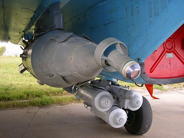Bom có điều khiển KAB-1500LG được phát triển bởi Công ty Cổ phần GNPP (Công ty con của Công ty cổ phần tên lửa chiến thuật Nga) ở Moscow. Bom KAB-1500LG có trọng lượng toàn bộ 1,5 tấn, có thể xuyên qua 3 mét bê tông cốt thép hoặc 20 mét đất; được Không quân Nga sử dụng lần đầu vào tháng 10/2015 tại chiến trường Syria.