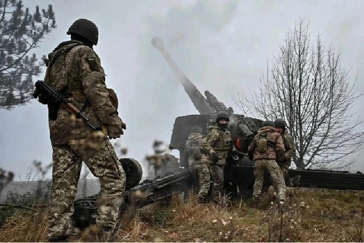 “Khi quân đội Nga thành công cắt đứt tuyến đường rút lui chính của lực lượng Ukraine trên tuyến cao tốc "Sumy – Sudzha", điều này có thể buộc các lực lượng Ukraine phải rút lui qua các cánh đồng và đường làng. Kịch bản này sẽ khiến hậu cần và việc điều động quân đội Ukraine đến tỉnh Kursk trở nên khó khăn hơn rất nhiều”, ISW dự báo. Ảnh: Kp.ru