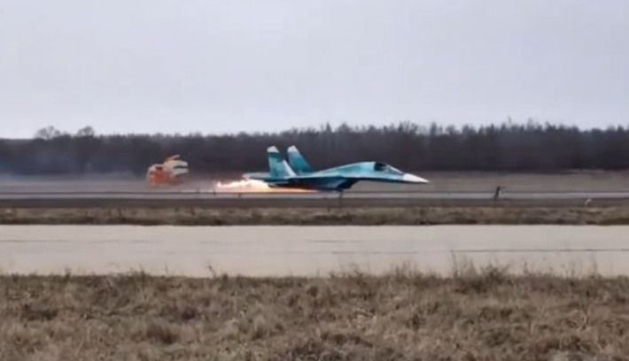 Một tiêm kích-bom Su-34 của Nga đã hạ cánh không càng tại một sân bay không được tiết lộ vào ngày 22/3, theo video lan truyền trên X. Đoạn phim cho thấy chiến đấu cơ hai động cơ tiếp cận đường băng với bánh xe thu vào, sử dụng bụng để hạ cánh. Ảnh: X