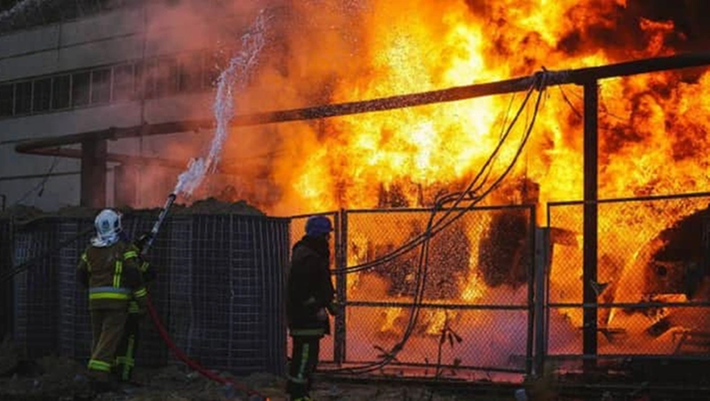 Bộ trưởng Năng lượng Ukraine Herman Halushchenko xác nhận các cuộc tấn công đã đánh trúng các cơ sở quan trọng, buộc lực lượng cứu hộ phải ứng phó khẩn cấp. Chiến dịch này, khiến ít nhất hai người bị thương ở tỉnh Poltava, diễn ra chưa đầy hai tuần sau cuộc gặp giữa Tổng thống Volodymyr Zelensky và Tổng thống Mỹ Donald Trump tại Nhà Trắng vào ngày 27/2. Ảnh: UP
