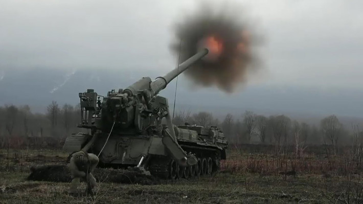Lực lượng Ukraine đã chiếm được ít nhất 6 chiếc 2S5 đang hoạt động và phá hủy những chiếc khác bằng tên lửa HIMARS, máy bay không người lái FPV và pháo binh, điều này đã phơi bày điểm yếu của vũ khí này. Việc thay đổi chiến thuật triển khai pháo tự hành cho thấy, Nga đang thích nghi với những thay đổi trên chiến trường và ưu tiên bảo vệ vũ khí hơn là tính cơ động.