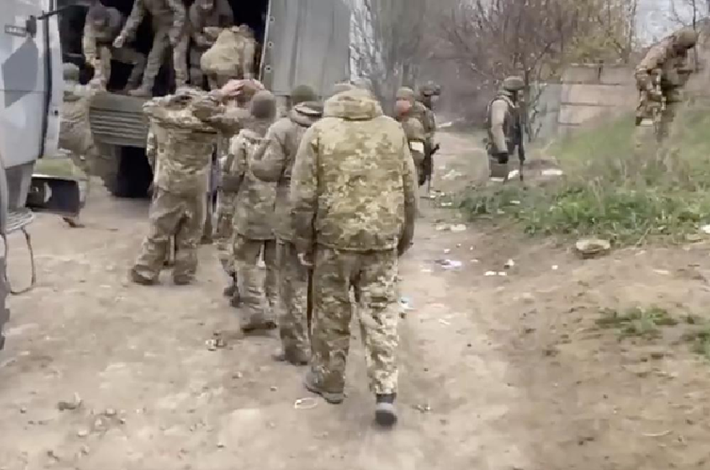 Đây không phải lần đầu tiên Ukraine sử dụng lực lượng đặc nhiệm nữ. Trước đó, trong một trận chiến khác tại Pokrovsk, Nga đã bắt giữ một nữ binh sĩ thuộc lực lượng đột kích của Ukraine. Theo lời khai của nữ binh sĩ, các đơn vị tấn công này đều được tuyển mộ từ nữ tù nhân, những người đã ký hợp đồng với quân đội Ukraine và được triển khai ra tiền tuyến sau một khóa huấn luyện ngắn hạn. Ảnh minh họa: Top War