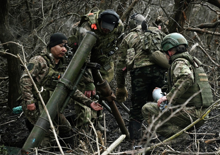 Cách làm của quân đội Ukraine giống như kiểu “vá chỗ này, thủng chỗ kia”, không thể duy trì sự ổn định của toàn bộ chiến tuyến. Để bù đắp sự thiếu hụt nam binh sĩ, Ukraine bắt đầu sử dụng các đội đặc nhiệm nữ ngày càng thường xuyên hơn. Ảnh: RIA Novosti